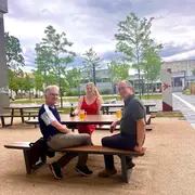 alumtec-Vorstandsmitglieder nach Abschluss der Sitzung im Hochschul-Biergarten