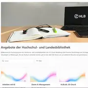 Ein offenes Buch liegt auf einem Tisch, daneben ein Laptop mit dem Logo "HLB". Auf dem Tisch sind ein Stift und ein Notizblock sichtbar. Der Text informiert über Angebote der Hochschul- und Landesbibliothek, darunter Workshops und Vorträge.