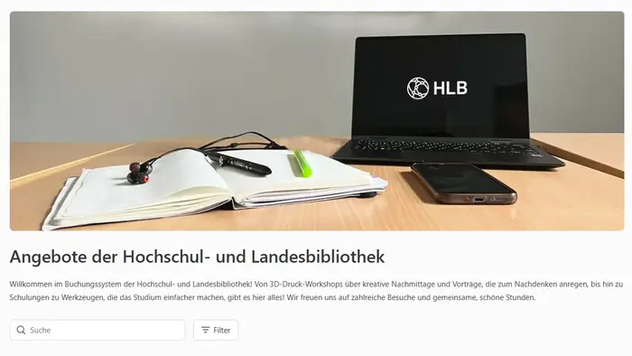Ein offenes Buch liegt auf einem Tisch, daneben ein Laptop mit dem Logo "HLB". Auf dem Tisch sind ein Stift und ein Notizblock sichtbar. Der Text informiert über Angebote der Hochschul- und Landesbibliothek, darunter Workshops und Vorträge.