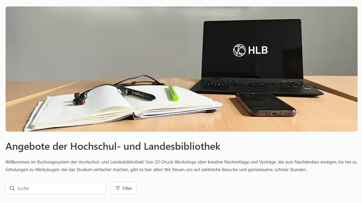 Ein offenes Buch liegt auf einem Tisch, daneben ein Laptop mit dem Logo "HLB". Auf dem Tisch sind ein Stift und ein Notizblock sichtbar. Der Text informiert über Angebote der Hochschul- und Landesbibliothek, darunter Workshops und Vorträge.