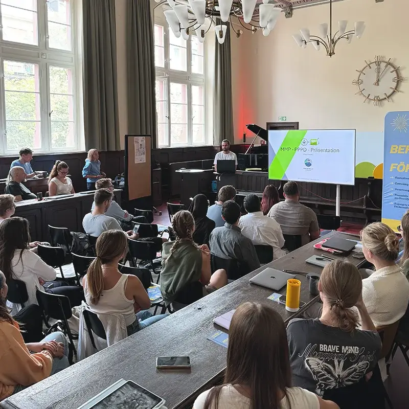 Studierende pitchen ihre Ergebnisse am Project Power Pitch Day im Schwurgerichtssaal des Alten Gerichts in Wiesbaden.
