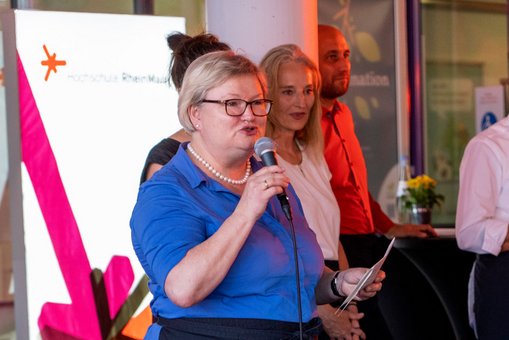 Hochschulpräsidentin Prof. Dr. Eva Waller begrüßt die Gäste des Studi-Dinners am Campus Rüsselsheim