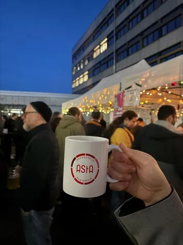 Auch die AStA ist mit dabei und organisiert den Getränkestand.