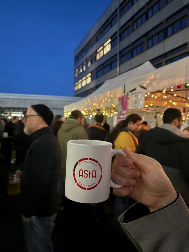 Auch die AStA ist mit dabei und organisiert den Getränkestand.