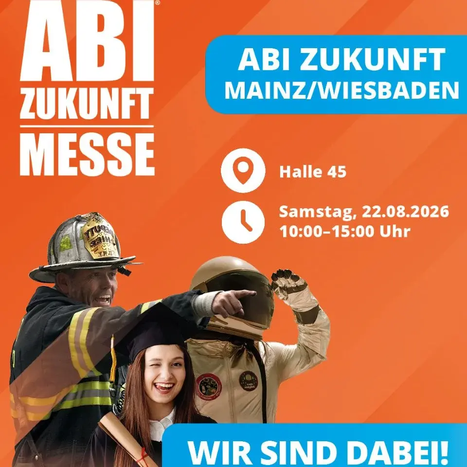 Orangefarbener Hintergrund mit dem Text "ABI ZUKUNFT MESSE" in großer Schrift. Ankündigung der Messe in Mainz/Wiesbaden am 22.08.2026 von 10:00 bis 15:00 Uhr in Halle 45. Darunter steht "WIR SIND DABEI!" Es sind verschiedene Berufskostüme zu sehen.