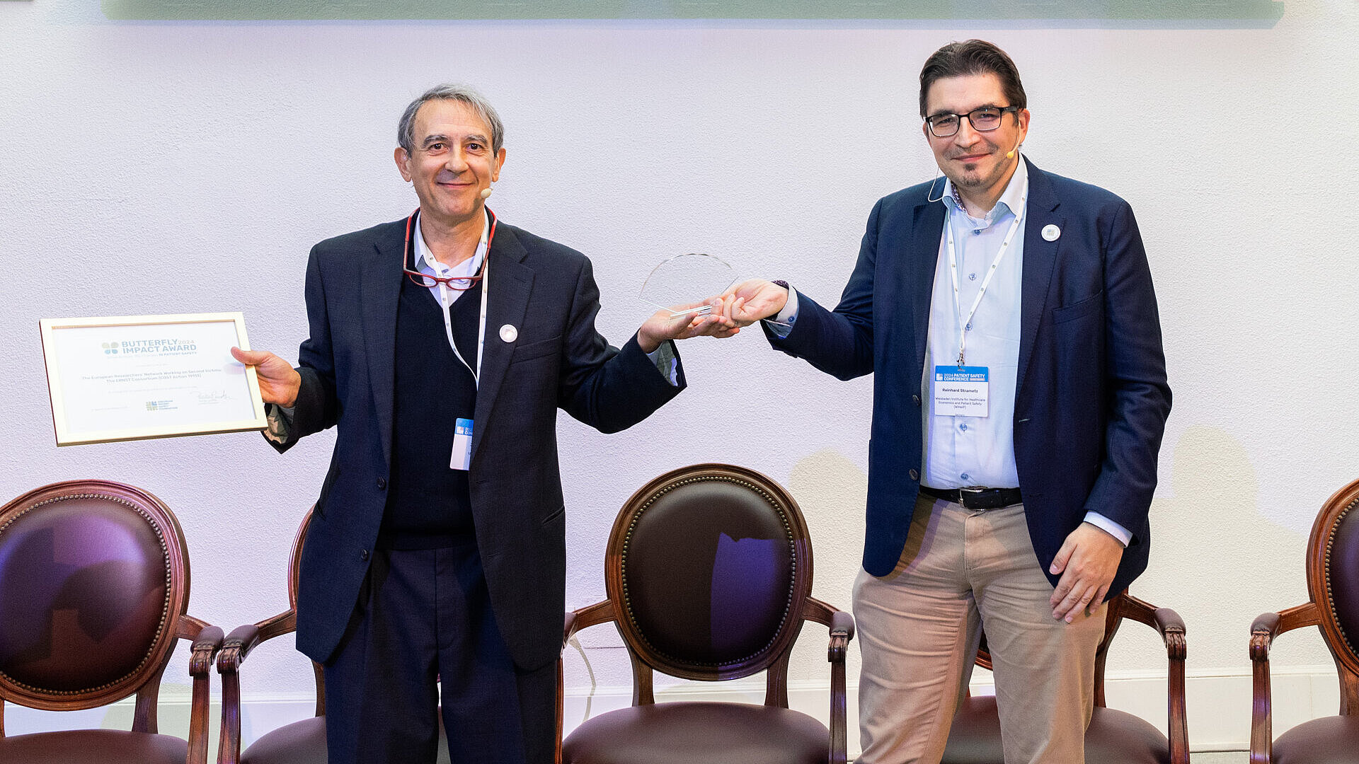 Prof. José Joaquín Mira und Prof. Dr. Reinhard Strametz bei der Preisübergabe.
