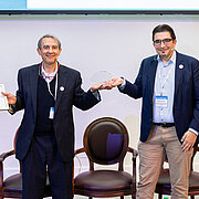 Prof. José Joaquín Mira und Prof. Dr. Reinhard Strametz bei der Preisübergabe.