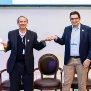 Prof. José Joaquín Mira und Prof. Dr. Reinhard Strametz bei der Preisübergabe.