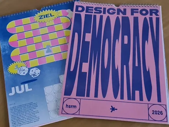 Rosa Titelblatt mit der Aufschrift "Design for Democracy"