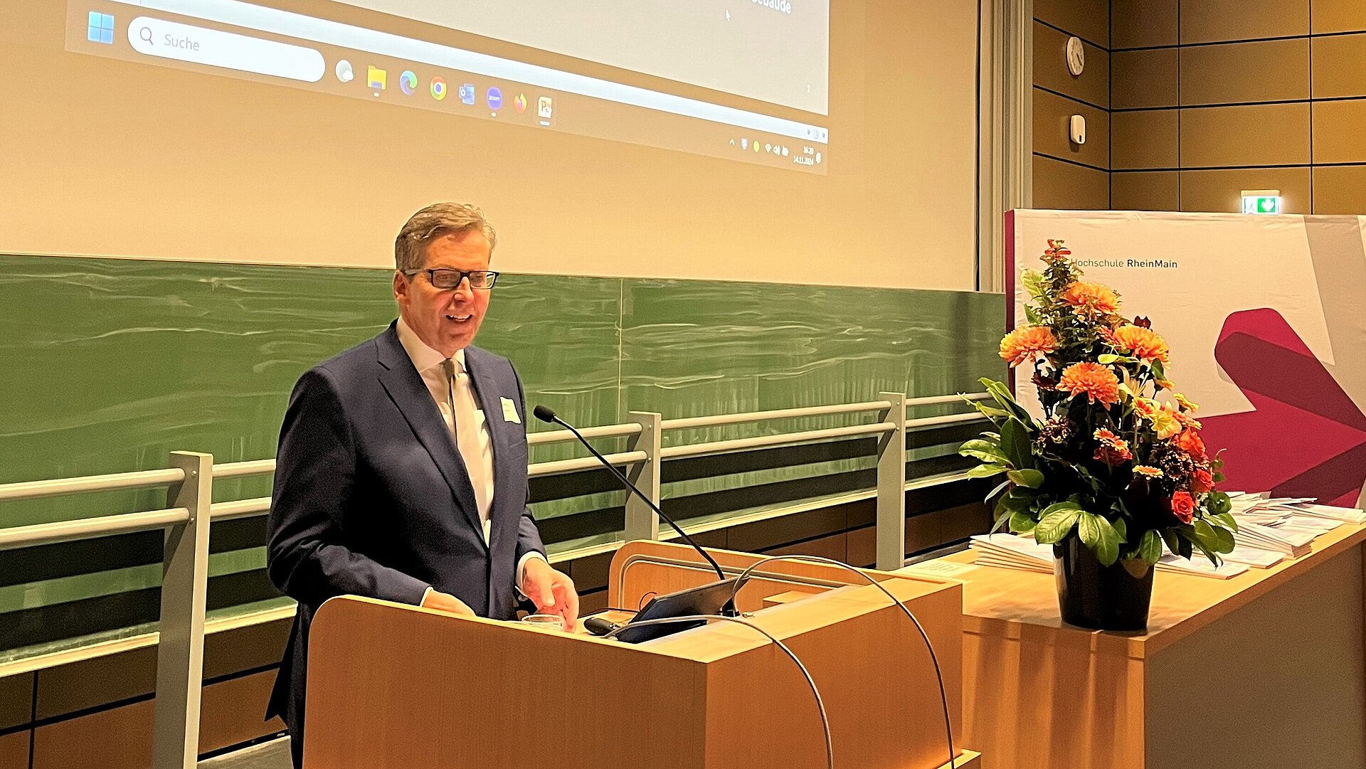  Matthias Martiné spricht am Rednerpult 