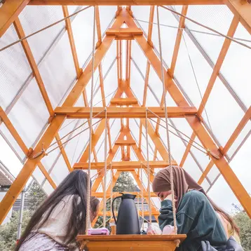 Studentinnen sitzen im Pavillon Summer School HSRM