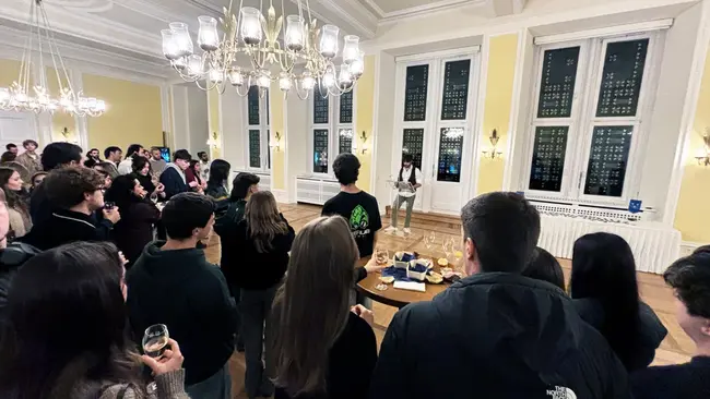 Internationale Studierende im Festsaal des Wiesbadener Rathauses Internationale Studierende im Festsaal des Wiesbadener Rathauses