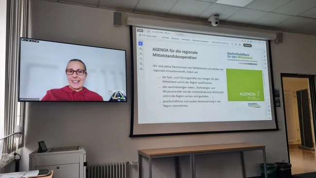 Cornelia Driesen von der Hochschulallianz für den Mittelstand stellt die Initiative in der gemeinsamen Veranstaltung vor.