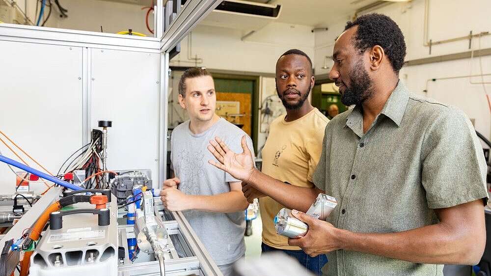 Studierende im Wasserstoff-Labor Studierende im Wasserstoff-Labor