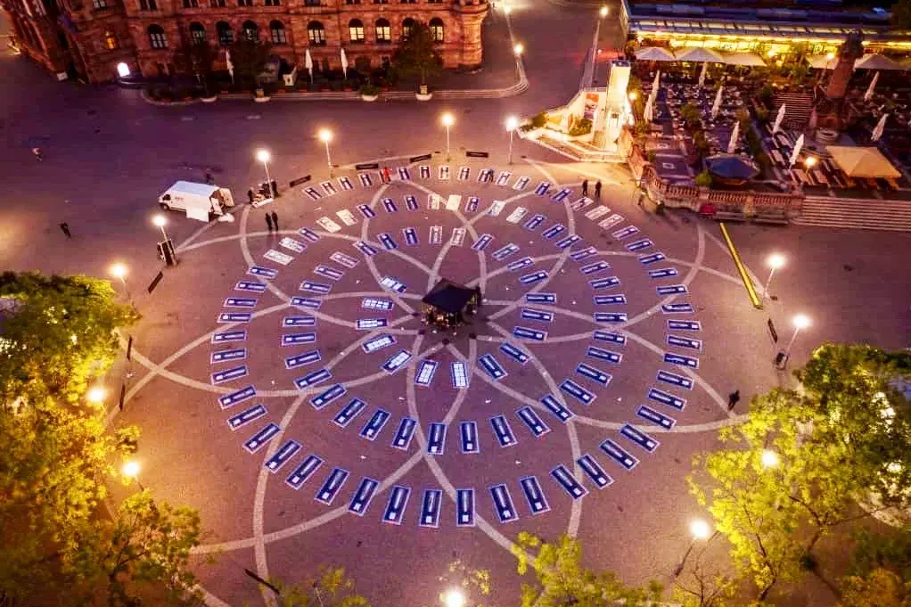 Die Kunstinstallation UNTITLED auf den Dern'schen Gelände in Wiesbaden aus der Vogelperspektive