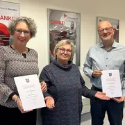 HSRM-Präsidentin Prof. Dr. Eva Waller steht zwischen Ruth Bieringer und Rainer Kreiselmaier, die jeweils ihre Ernennungsurkunde in den Händen halten.