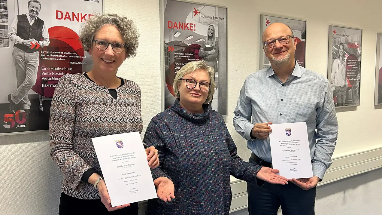 HSRM-Präsidentin Prof. Dr. Eva Waller steht zwischen Ruth Bieringer und Rainer Kreiselmaier, die jeweils ihre Ernennungsurkunde in den Händen halten.