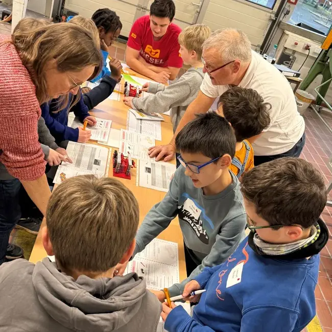 In der Werkstatt werden Bandantrieb und Zahnradantrieb getestet.