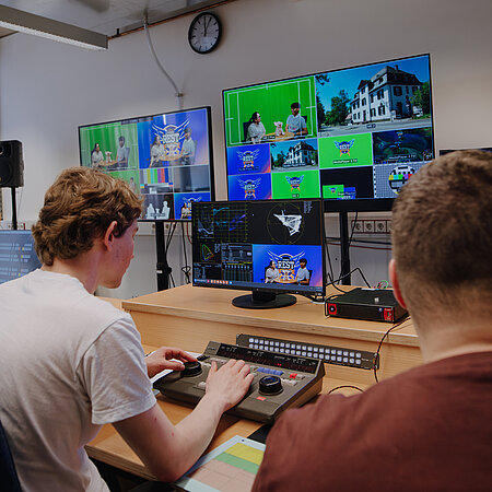 Medientechnik-Studierende in der Bildregie