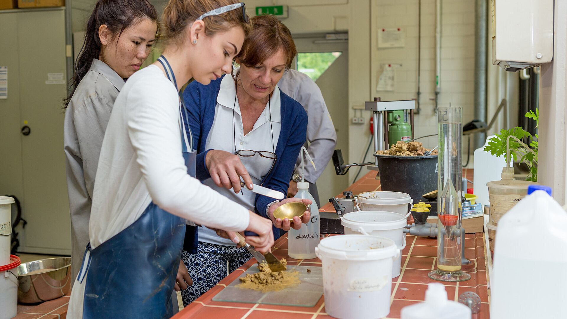 Studierende im Labor für Geotechnik 