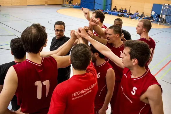 Basketballmannschaft der Hochschule vor Spielbeginn