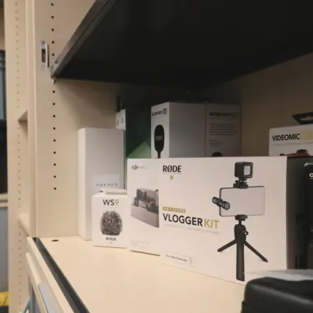Verschiedene Requisiten in einem Schrank