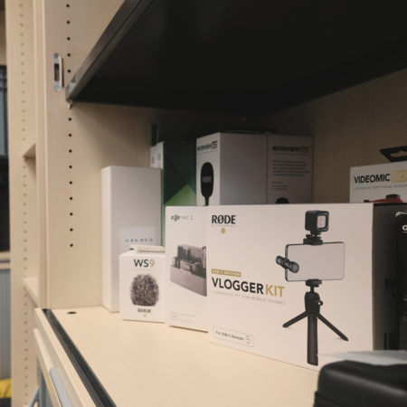 Requisite Medienkachel Verschiedene Requisiten in einem Schrank