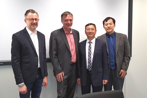 Von links nach rechts: Prof. Stephan Schwarz, Prof. Dr. Detlev Reymann, Prof. Huang Zhigang, Lu Qizhou © Hochschule RheinMain 