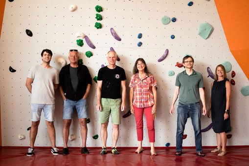 Gruppenfoto der Protagonist:innen während der Einweihung der hochschuleigenen Boulderwand