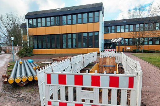 Wo ab Ende 2022 die Anbindung der Hochschule RheinMain an die Fernwärmeversorgung der ESWE erfolgen soll, finden aktuell vorbereitende Erdarbeiten statt. 