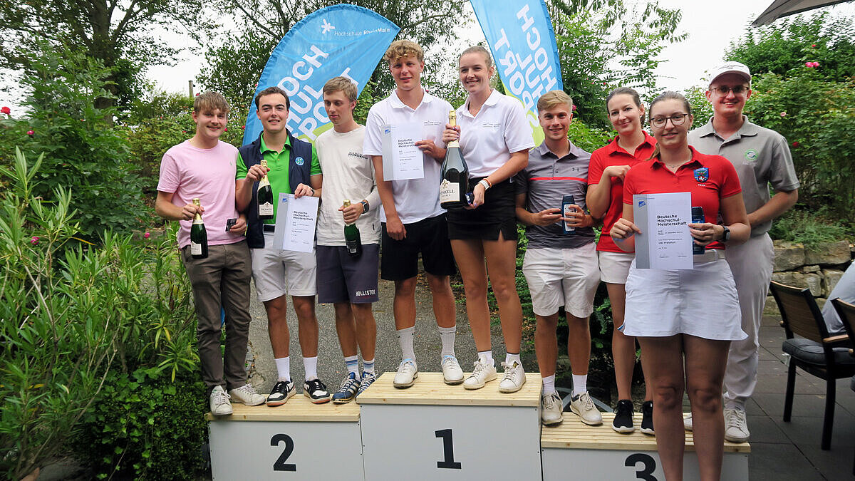 Ein Golfer auf einem Golfplatz mitten im Abschlag