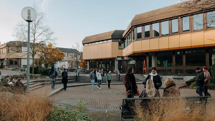 Foto vom Gebäude A am Campus Kurt‑Schumacher‑Ring mit Studierenden