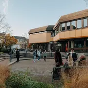 Foto vom Gebäude A am Campus Kurt‑Schumacher‑Ring mit Studierenden