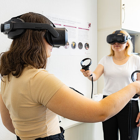 Studierende nutzen AR-Brillen
