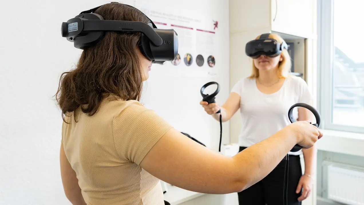 Studierende nutzen AR-Brillen