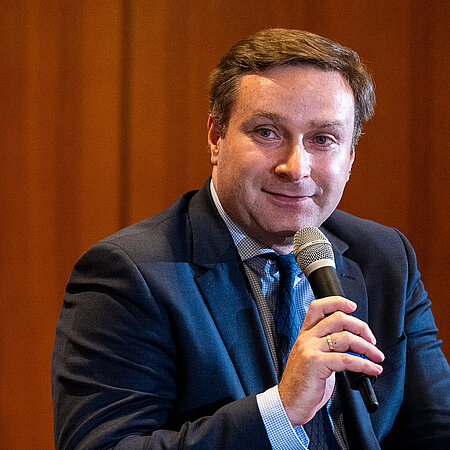 Prof. Dr. Dr. Alexander Moutchnik Prof. Dr. Dr. Alexander Moutchnik auf dem 17. Nachhaltigkeitskongress in Düsseldorf am 28. November 2024