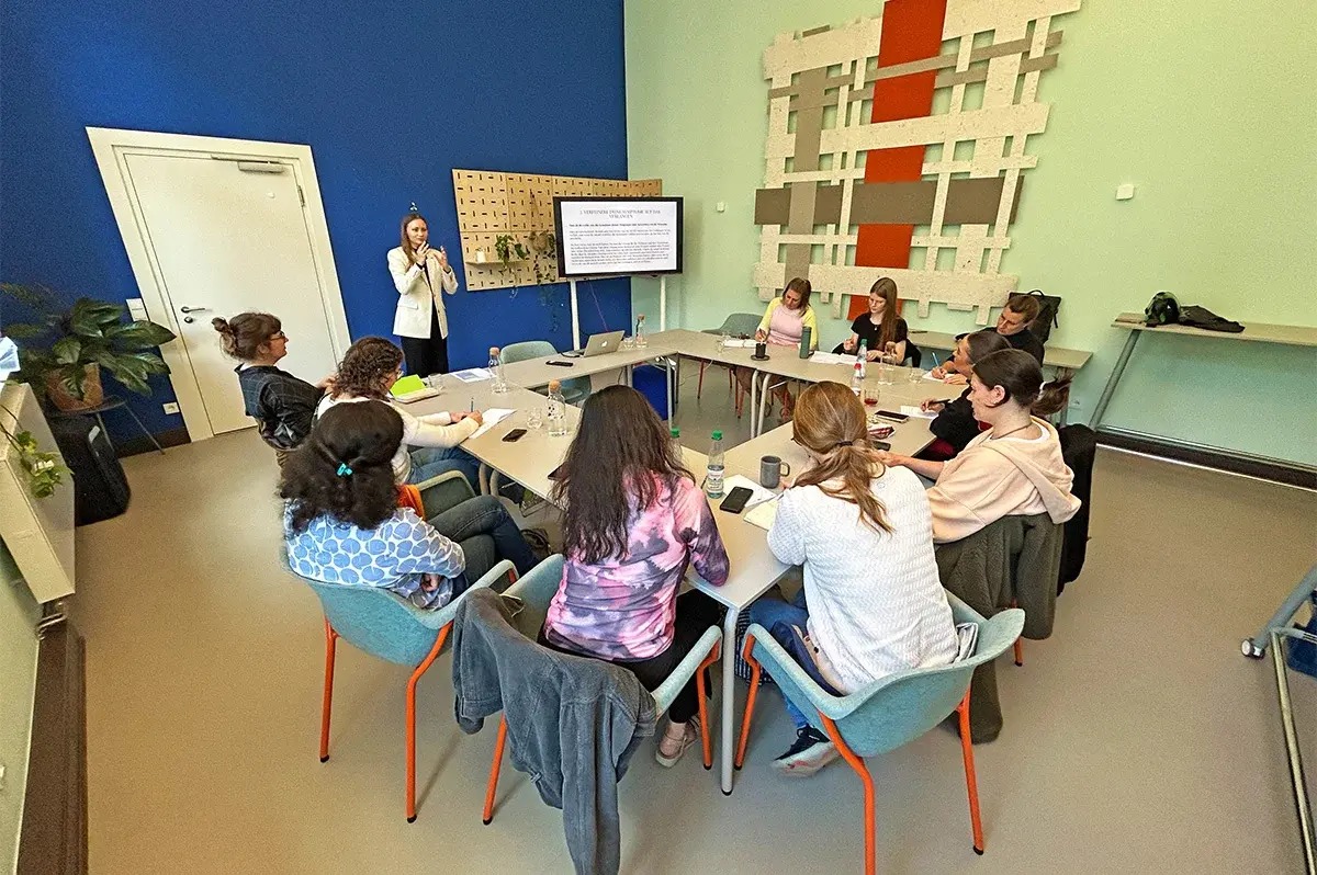 Die Referentin Chelina Höning spricht zu den Teilnehmerinnen des Workshops.