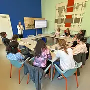 Die Referentin Chelina Höning spricht zu den Teilnehmerinnen des Workshops.