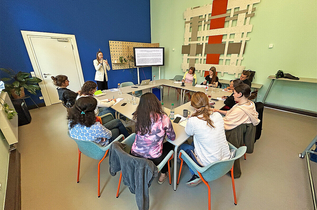 Die Referentin Chelina Höning spricht zu den Teilnehmerinnen des Workshops.