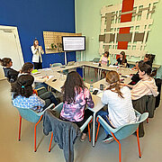 Die Referentin Chelina Höning spricht zu den Teilnehmerinnen des Workshops.