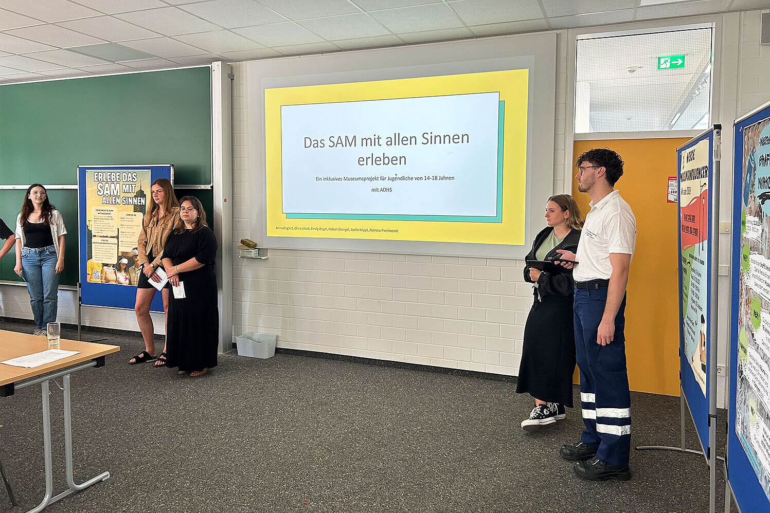 Studierende der Hochschule RheinMain während einer Projektpräsentation