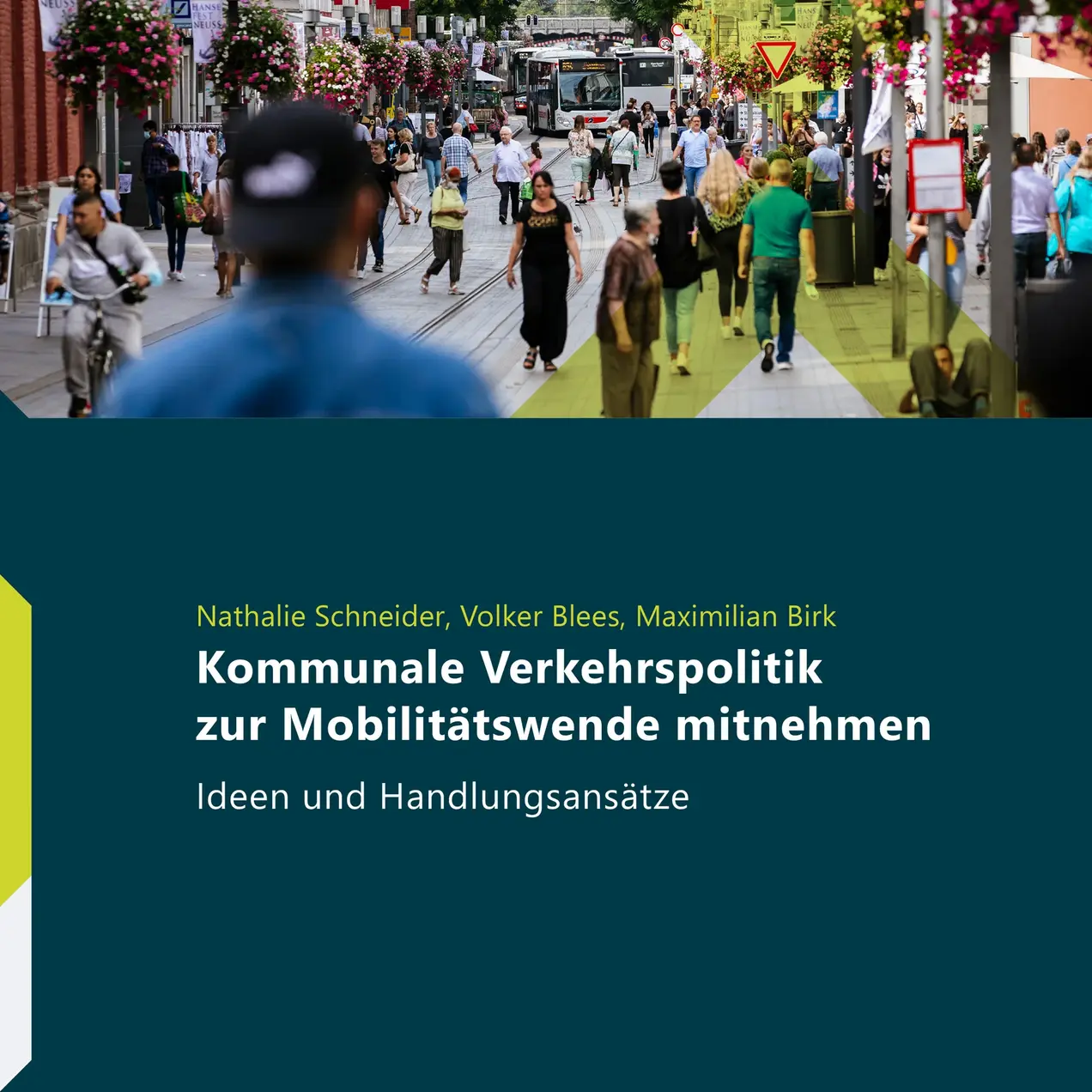 Ein Buchcover mit dem Titel "Kommunale Verkehrspolitik zur Mobilitätswende mitnehmen", geschrieben von Nathalie Schneider, Volker Blees und Maximilian Birk. Der Hintergrund zeigt eine städtische Straße mit passierenden Fußgängern und Bäumen. Der untere Bereich ist in dunkler Farbe gehalten, mit Verlagenlogo.