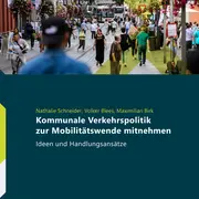 Ein Buchcover mit dem Titel "Kommunale Verkehrspolitik zur Mobilitätswende mitnehmen", geschrieben von Nathalie Schneider, Volker Blees und Maximilian Birk. Der Hintergrund zeigt eine städtische Straße mit passierenden Fußgängern und Bäumen. Der untere Bereich ist in dunkler Farbe gehalten, mit Verlagenlogo.
