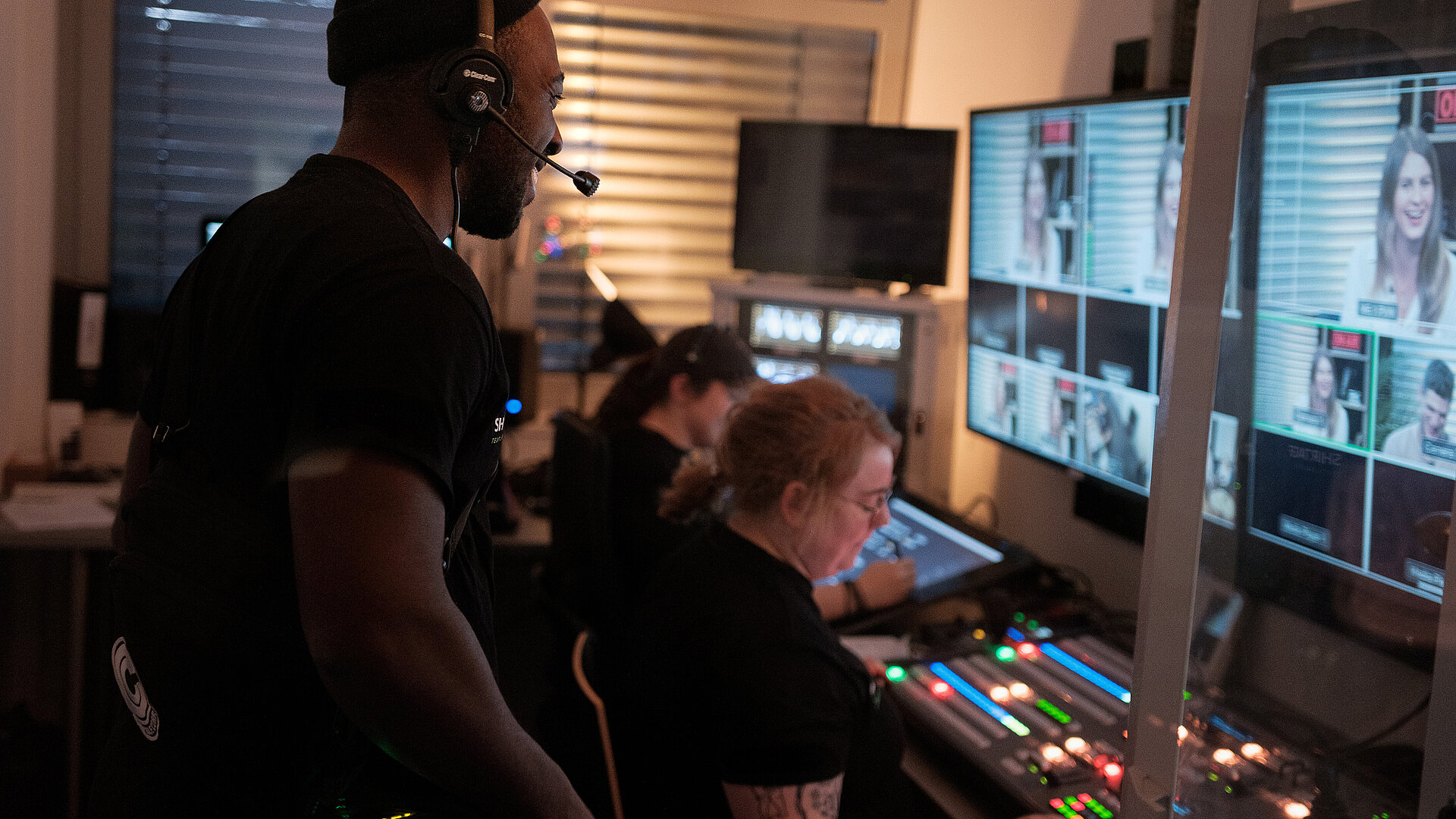 Studierende bei der Produktion einer Studiosendung