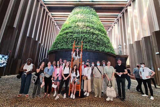 Gruppe im holländischen Pavillon an der EXPO 2020 in Dubai. 
