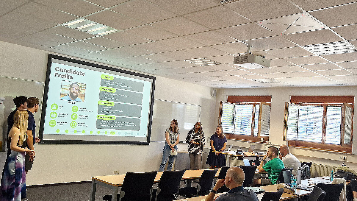 Eine weitere Gruppe bei der Präsentation zum Abschluss der Summer School Media Management an der Hochschule RheinMain.