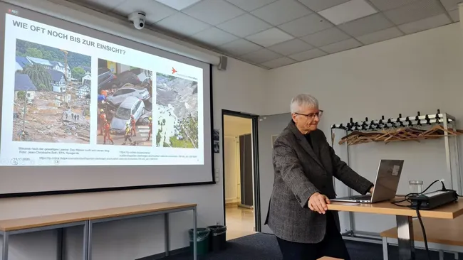 Prof. Dr. Birgit Scheppat zählt Beispiele von Naturkatastrophen an.