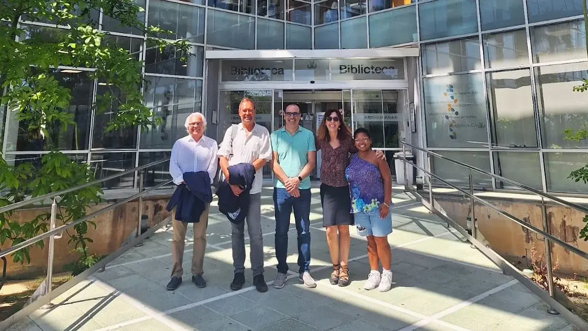 Projektverantwortliche vor der Bibliothek auf dem Campus der Universität von Cádiz in Puerto Real