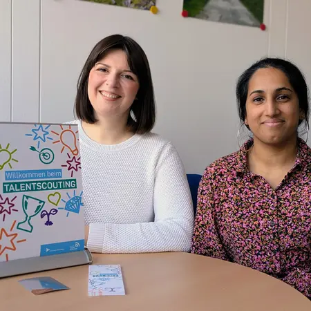 Talentscouts der HSRM sitzen am Beratungstisch