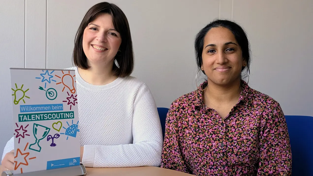 Talentscouts der HSRM sitzen am Beratungstisch